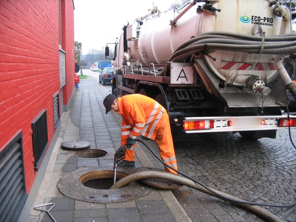 Emptying of a tank_full_with_sewage_by vacuum truck